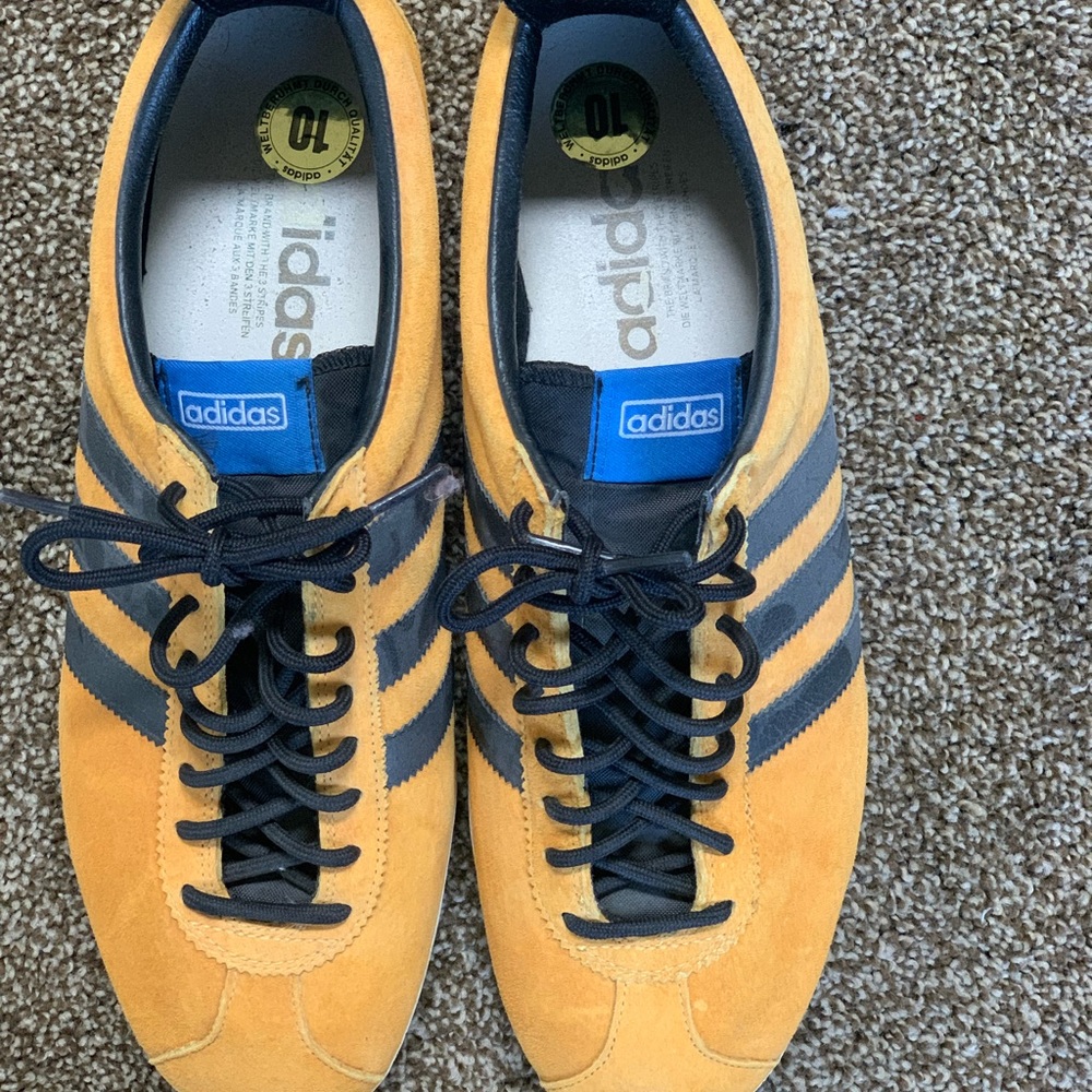 VINTAGE ADIDAS sued black and gold GAZELLE size 10